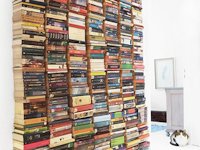 Nur noch Floating Books Wall